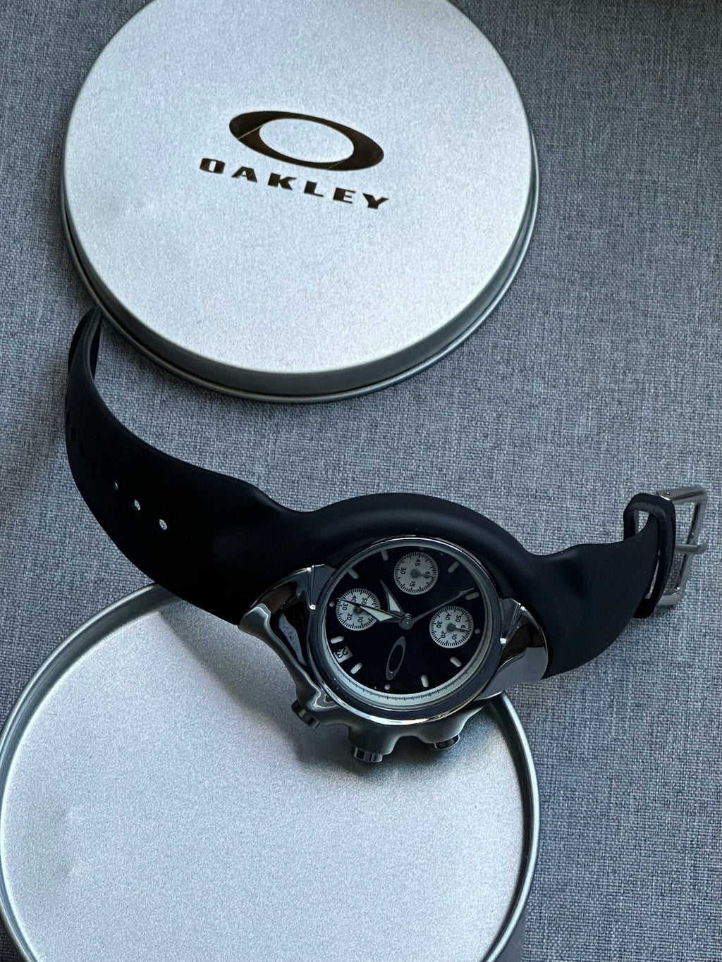 Oakley Chronograph Watch – Black Dial with Rubber Strap