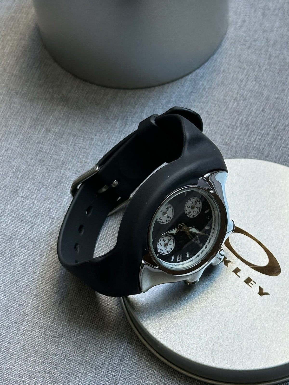 Oakley Chronograph Watch – Black Dial with Rubber Strap