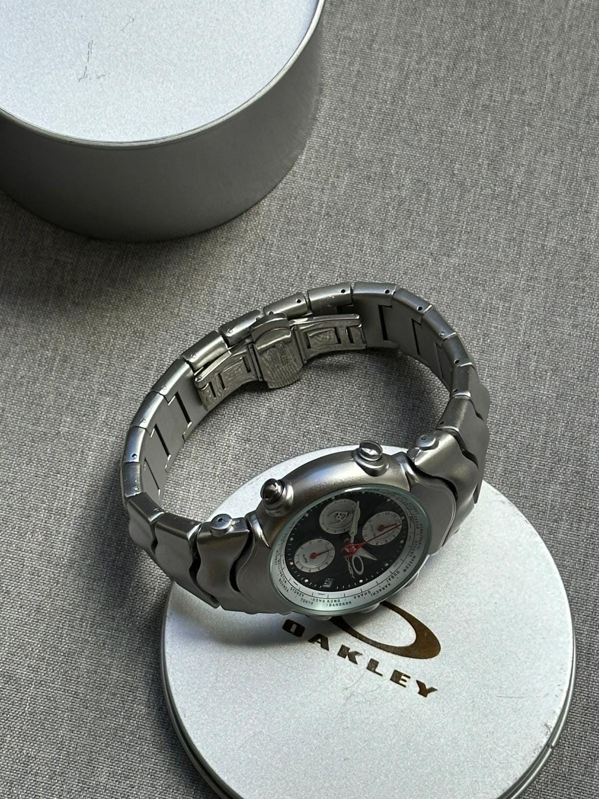 Oakley Judge Chronograph Watch – Black/Blue/White Dial, Matte Brushed Stainless Steel Bracelet, Swiss Movement